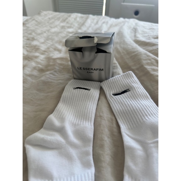 LE SSERAFIM Tube socks and sweatband merch from pop up - Picture 2 of 4